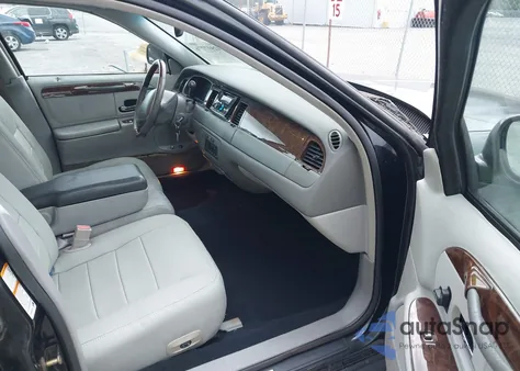 2002 Lincoln Town Car Signature z USA, uszkodzony, nr VIN 1LNHM82W52Y609057